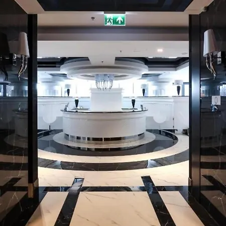 Hanza Tower Sky Sauna & Jacuzzi & Pool Appartamento